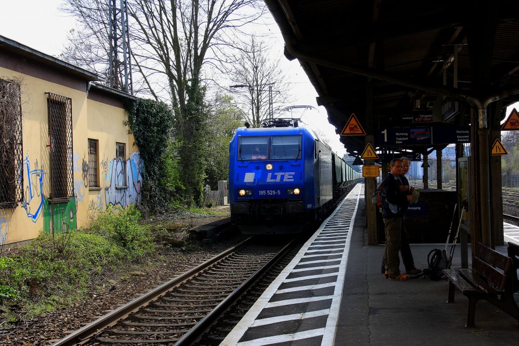 185 529-5  Michaela  kommt durch Bad-Honnef mit einem Getreidezug aus Richtung Koblenz und fhrt in Richtung Kln bei Sonne am 3.4.2012.