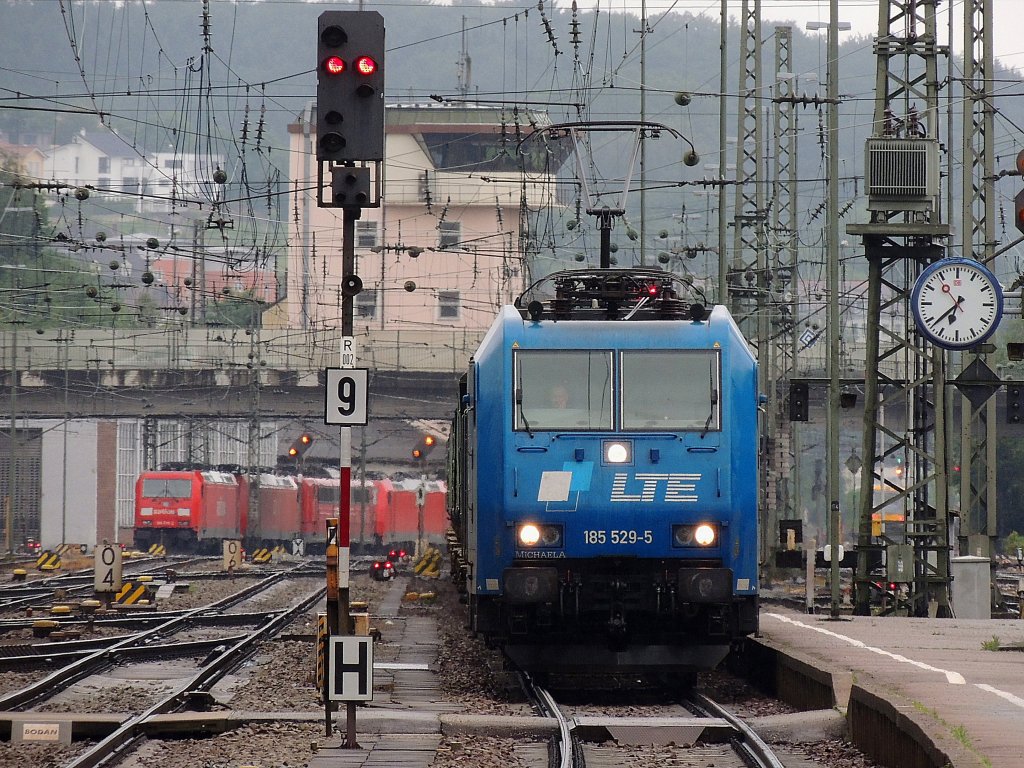 185 529-7  MICHAELA  von LTE durchfhrt mit einem aus rumnischen Wagen bestehenden Getreidezug bei strmenden Regen um 09:48 Bahnsteig1 in Passau-Hbf; 120609 