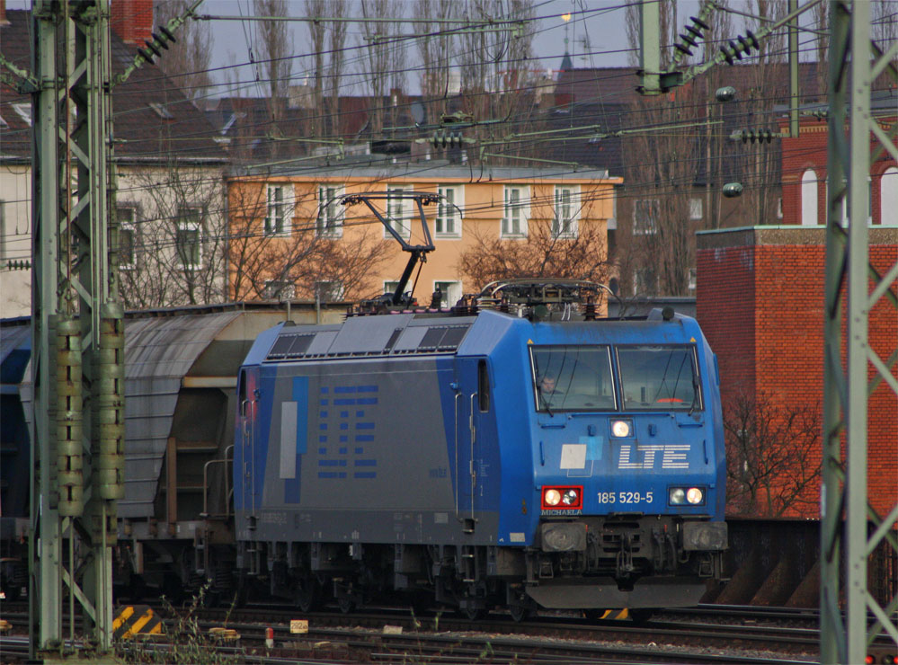185 529 mit einem Gterzug Richtung Kln bei der Durchfahrt in Dsseldorf Hbf, 9.1.11