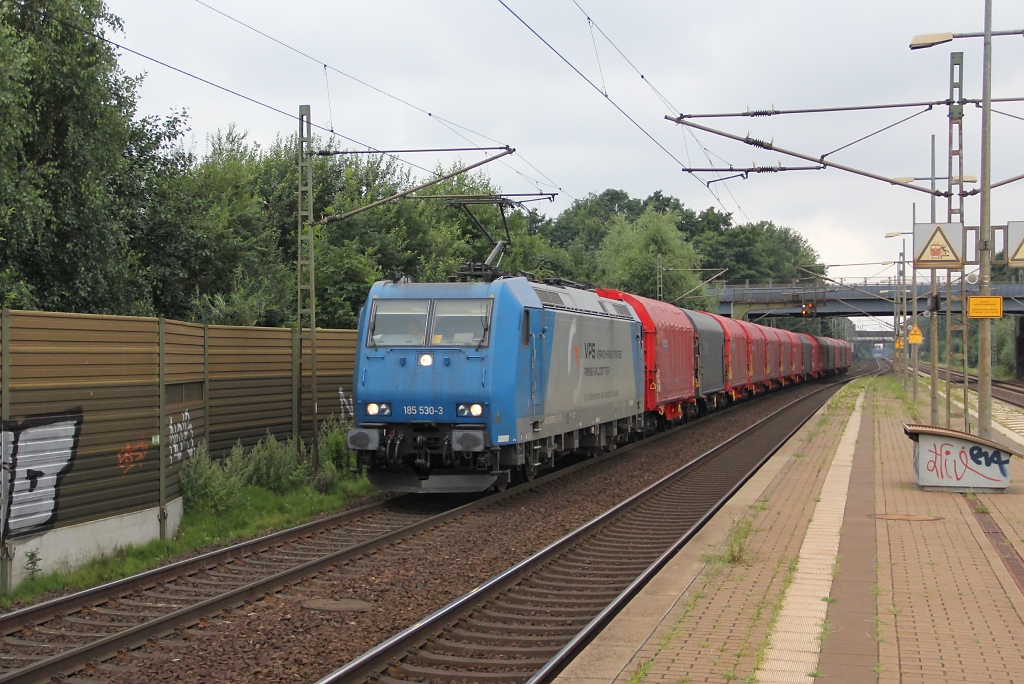 185 530-2 mit einem kurzen Schiebeplanwagen-Ganzzug in Fahrtrichtung Seelze. Aufgenommen am 28.07.2012 in Dedensen-Gmmer.
