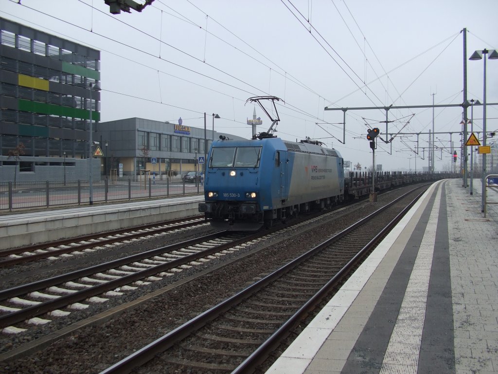 185 530-3 der Verkehrsbetriebe Peine-Salzgitter zieht mit einem Flachwagenzug durch Bielefeld. 01.02.2011.