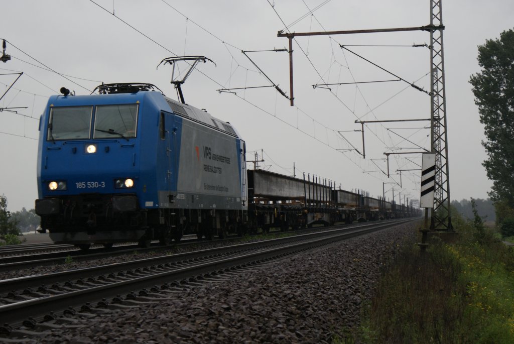185 530-3 der VPS mit einem Gz,langer T-Stahltrger am Haken am 14.09.2010 bei Dedensen/Gmmer.
