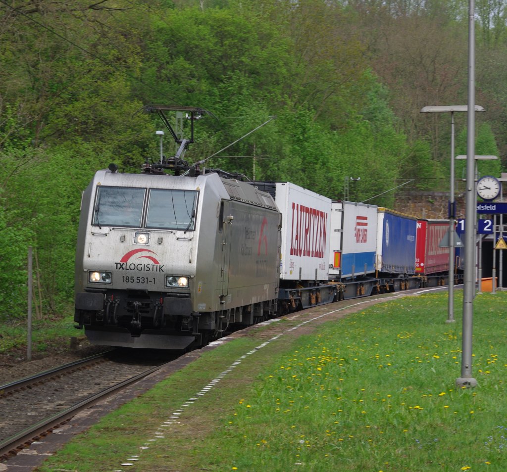 185 531-1 hlt mit ihrem Aufliegerzug auf Bebra zu. Aufgenommen am 02.05.2010 in Malsfeld.