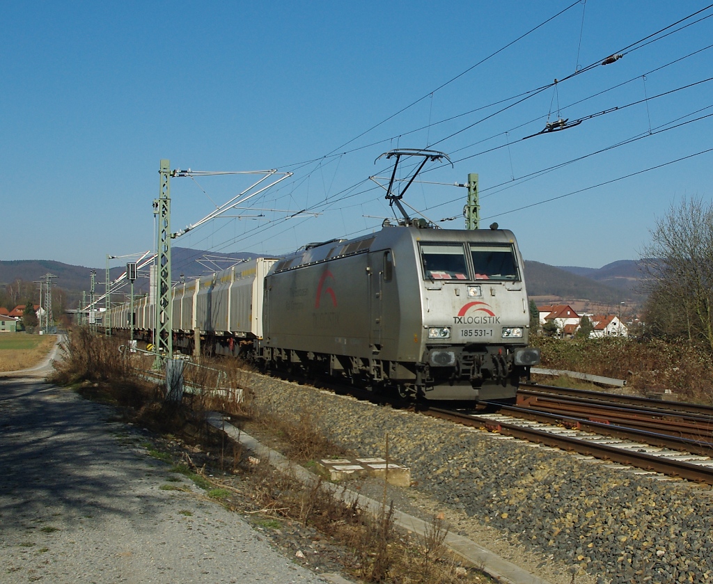 185 531-1 (luft momentan fr DispoTf) mit einem mir vllig unbekanntem Zug in Richtung Sden. Dieser Zug gehrt normalerweise auch nicht auf  unsere  Strecke und ist m.E. nach ein Umleiterzug. Aufgenommen am 26.02.2011 an der Nordeinfahrt nach Eschwege.