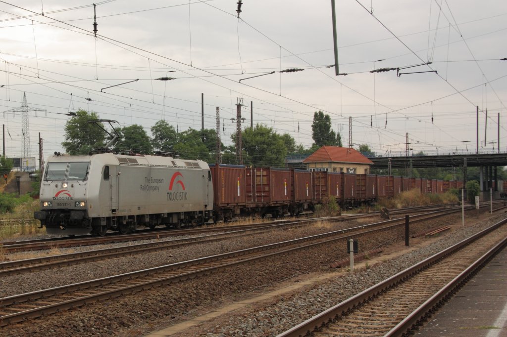 185 531-1 der TX Logistik fhrt mit einem Containerzug durch Magdeburg-Rothensee in Richtung Stendal. Fotografiert am 03.08.2010. 