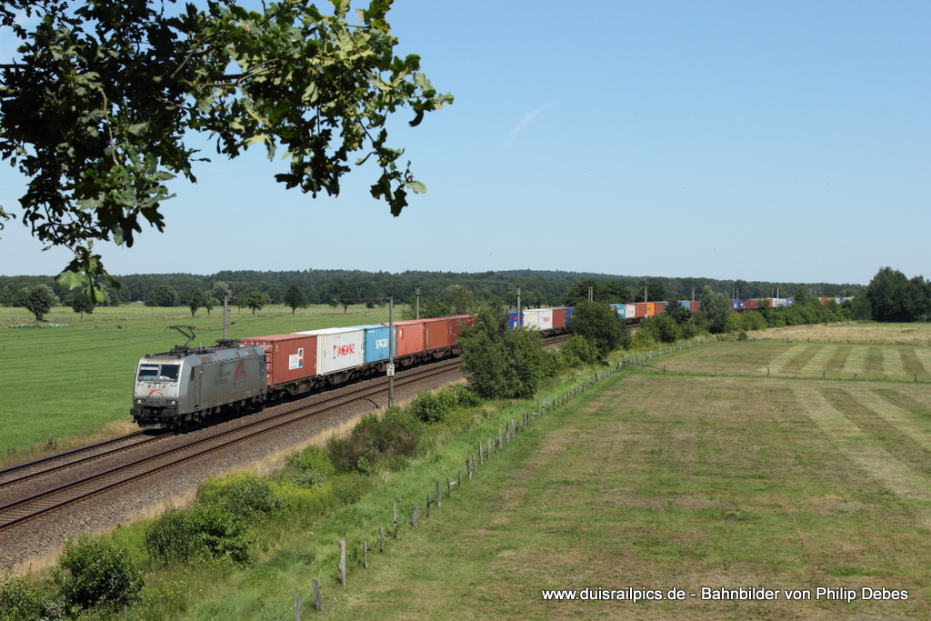 185 531-1 (TX Logistik) fhrt am 24. Juli 2012 um 13:34 Uhr mit einem Gterzug durch Ramelsloh