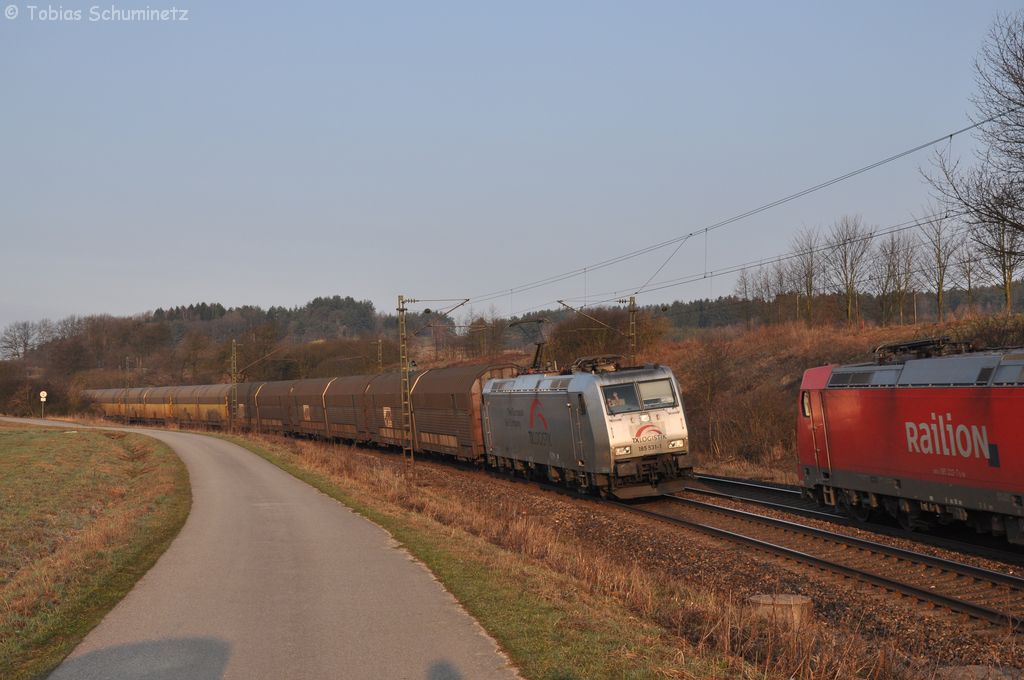 185 531 begegnet am 24.03.2012 mit ihrem Autozug der 185 222 bei P�lling