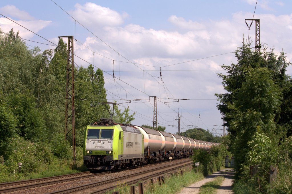 185 532-9 hat am 02.07.2013 vor wenigen Minuten Dresden verlassen und passiert gleich den Bahnhof Cossebaude