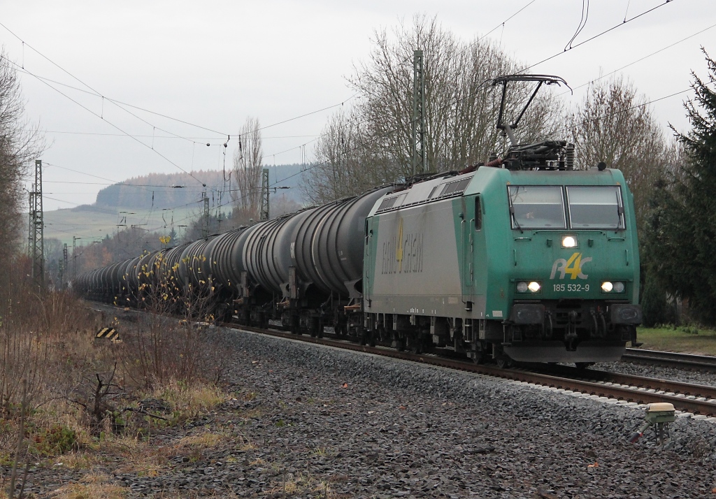 185 532-9 mit Kesselwagenzug in Fahrtrichtung Norden. Aufgenommen am B Eltmannshausen/Oberhone am 24.11.2011. Gru zurck an den Tf ;)