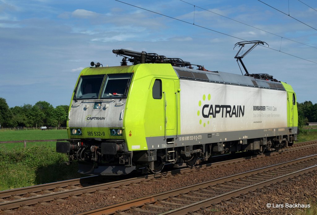 185 532-9 rollt am 21.06.12 als Lz durch Reindorf Richtung Buchholz.