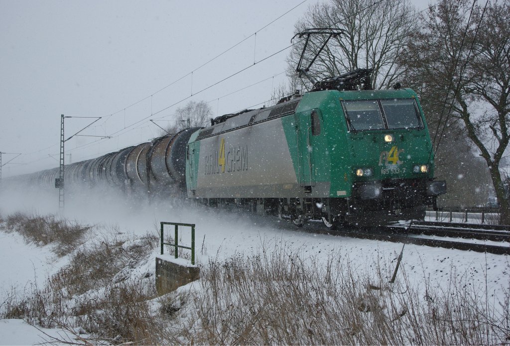 185 533-7 k�mpft sich mit ihrem Kesselwagenzug bei Eschwege West durch das Schneegest�ber weiter in Richtung Norden. Aufgenommen am 01.02.2010.