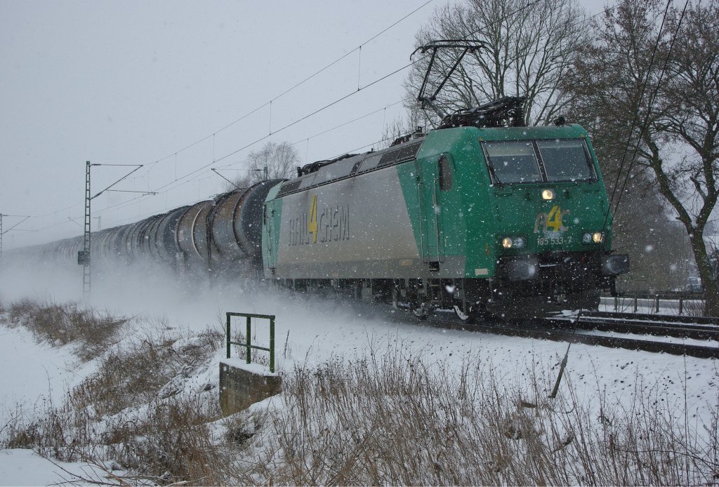 185 533-7 kmpft sich mit ihrem Kesselwagenzug bei Eschwege West durch das Schneegestber weiter in Richtung Norden. Aufgenommen am 01.02.2010.