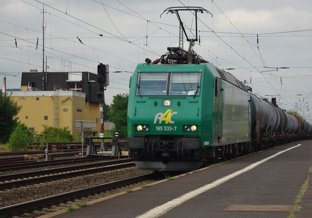 185 533-7 mit Kesselwagenzug in Richtung Fulda. Aufgenommen am 22.07.2010 in Gelnhausen.