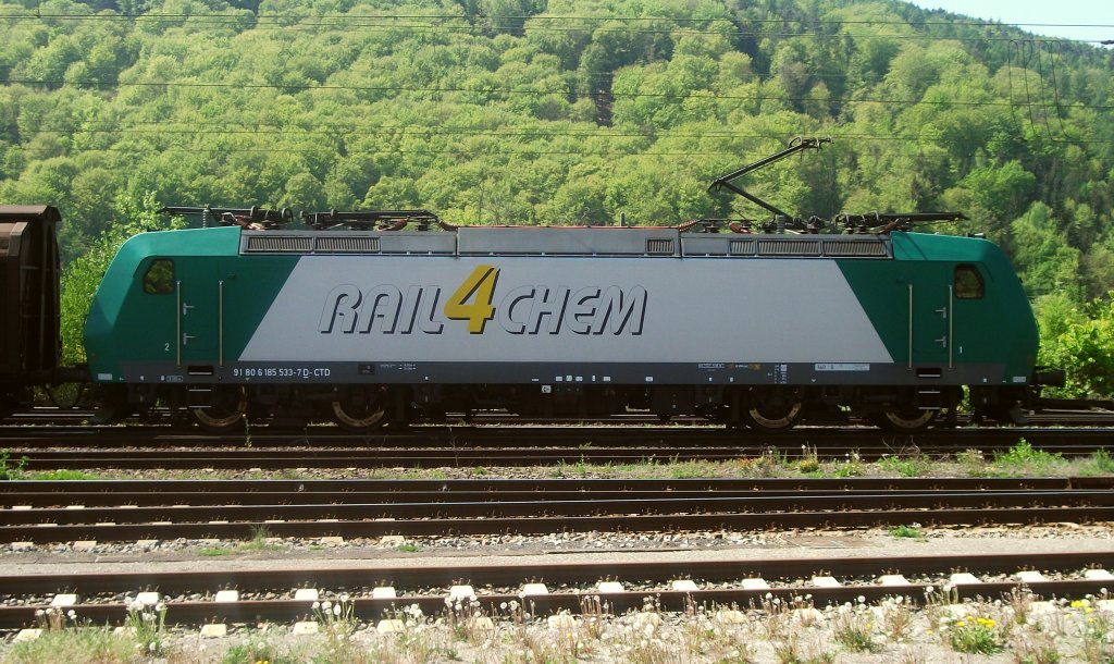 185 533 von Rail4Chem verlie am 23.04.11 mit einem Schiebewandwagenzug Gemnden(Main).
