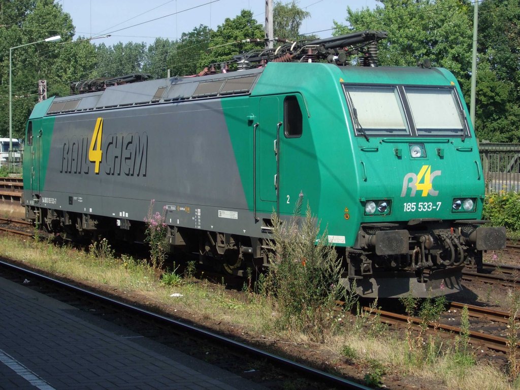 185 533 steht abgebgelt in Osnabrck. Aufgenommen am 30. Juli 2008.