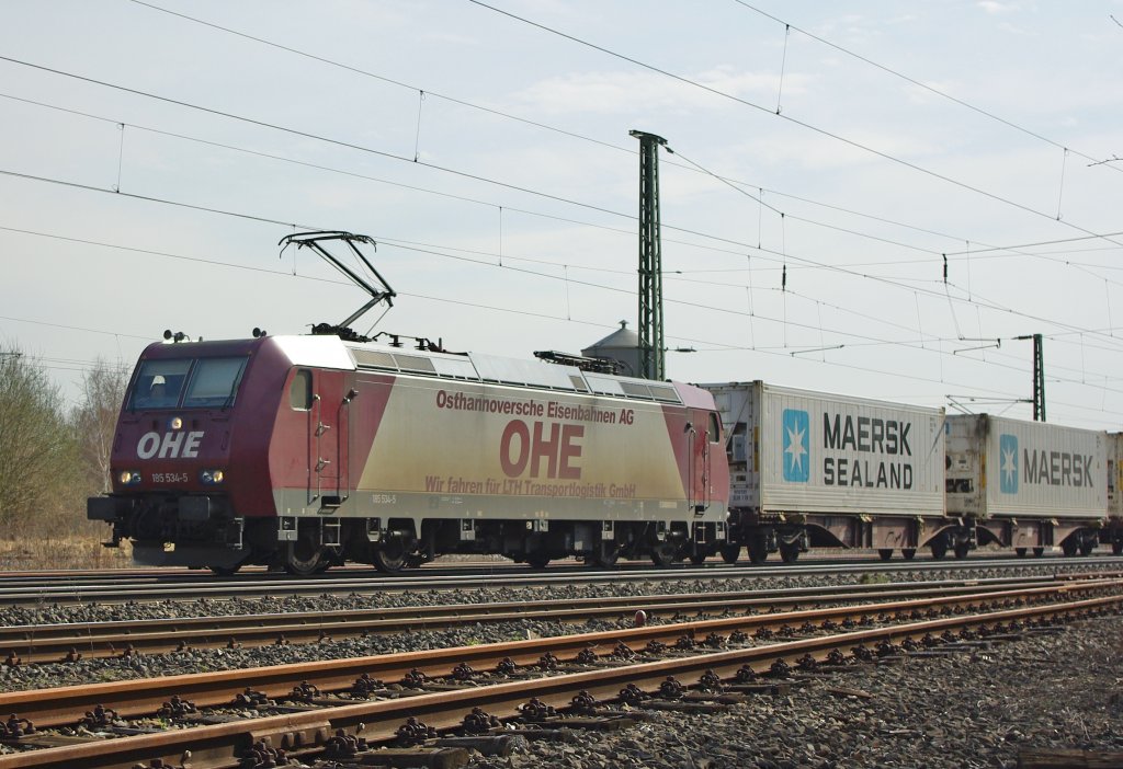 185 534-5 mit Containerzug in Fahrtrichtung Norden durch Eschwege West. Aufgenommen am 26.03.2010.