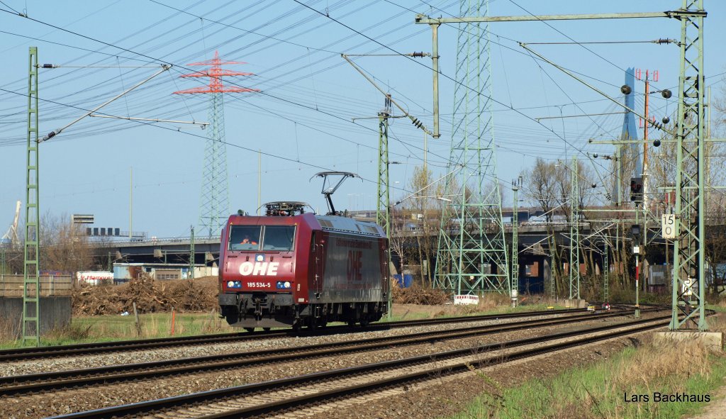 185 534-5 der OHE hat einen Containerzug zum Endbahnhof Hamburg-Waltershof gebracht und rollt nun als Lz zurck in den Rbf Alte-Sdrelbe. 17.04.10.