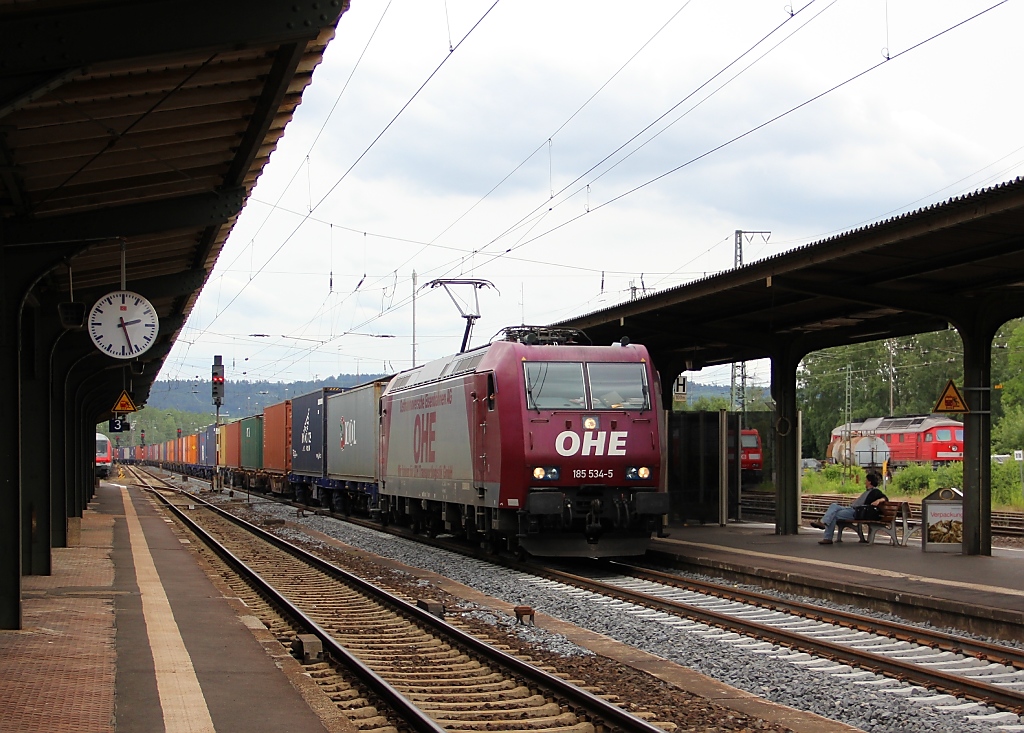 185 534-5 der OHE kam auch mal kurz in Bebra vorbei!
Hier mit einem Containerzug auf dem Weg Richtung Norden durch Gleis 2.
Aufgenommen am 13.06.2011