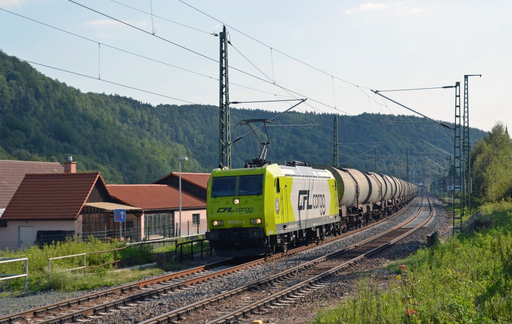 185 534 der CFL Cargo zog am Morgen des 02.07.13 einen Kesselwagenzug durch Knigstein Richtung Dresden.