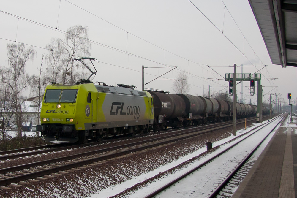185 534 durchfhrt mit einem Kesselwagenzug Dresden-Dobritz nach Bad Schandau. 27.01.2013