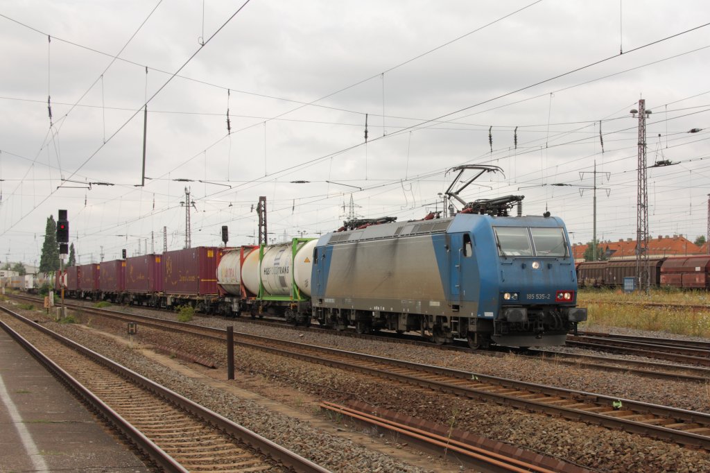 185 535-2 (Alpha Trains, m�sste an Crossrail vermietet sein) mit einem Containerzug aus Richtung Stendal kommend in Magdeburg-Rothensee. Fotografiert am 06.08.2010. 