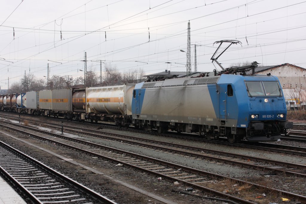 185 535-2 (an Crossrail vermietet) wartet mit einem Containerganzzug in Magdeburg Hbf auf die Weiterfahrt in Richtung Magdeburg-Neustadt. Fotografiert am 26.20.2010. 