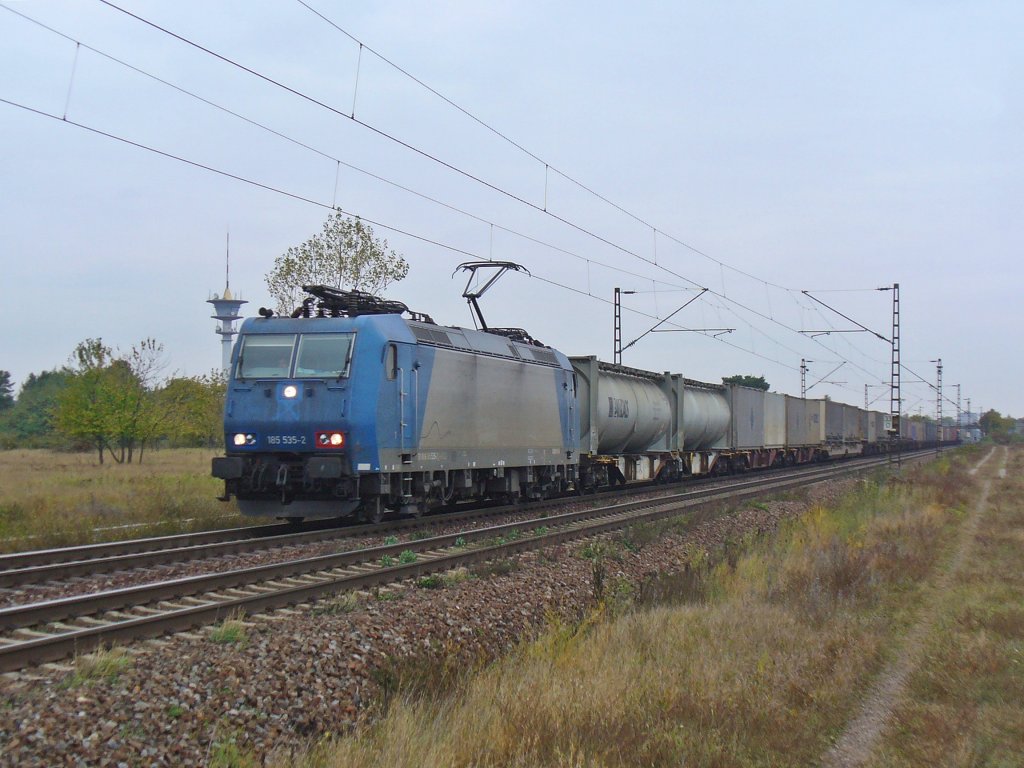 185 535-2 von Croosrail zieht einen Containerzug am 05.10.2011 durch Wiesental
