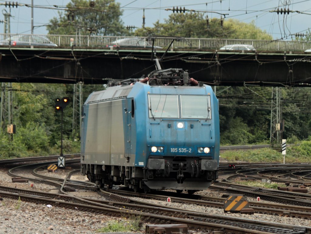 185 535-2 von Crossrail rangiert am 12.08.2011 unter der Brcke Turmstrasse in Aachen West.