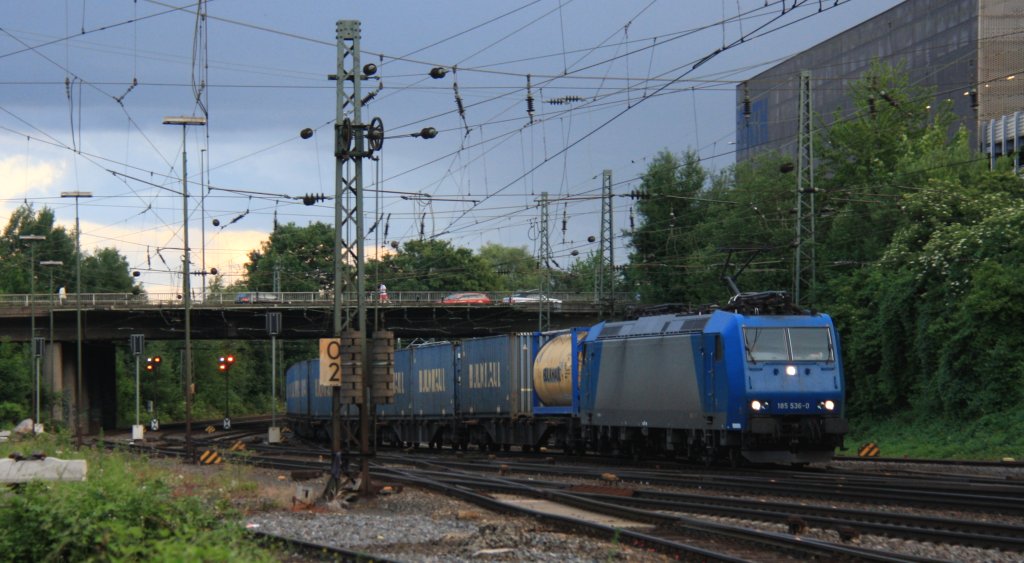 185 536-0 von Crossrail kommt aus Richtung Kln,Aachen-Hbf mit einem langen Bulkhaul-Ganzzug aus Melzo(I) nach Zeebrugge-Ramskapelle(B) und fhrt in Aachen-West ein bei Gewitterwolken am Abend vom 20.6.2013.