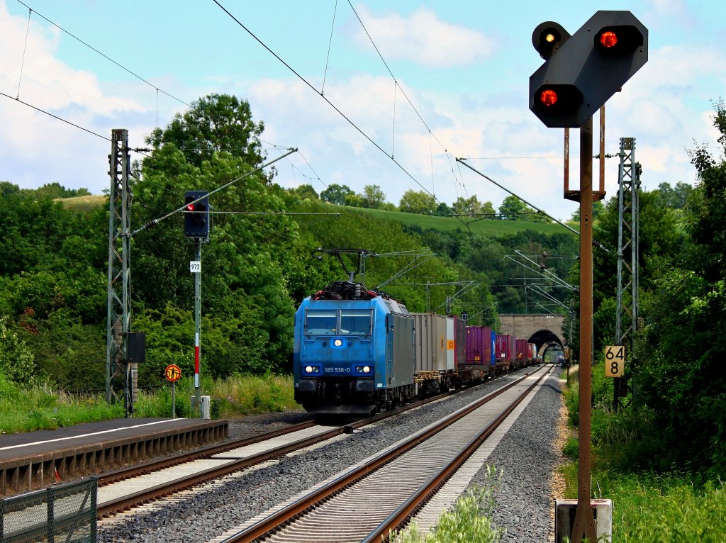 185 536-0 von Crossrail zieht am 06.07.2012 einen nur teilweise beladenen Containerzug auf der KBS 480 bei Eilendorf nach Aachen West. 