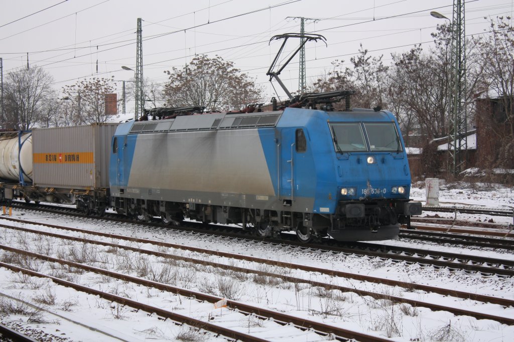 185 536-0 (derzeit an Crossrail vermietet) durchfhrt mit einem Containerganzzug den Magdeburger Hauptbahnhof. Fotografiert am 11.02.2010. 