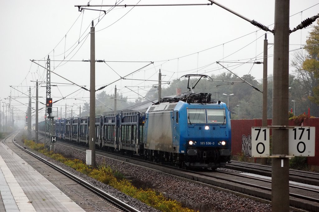 185 536-0 fhrt momentan fr Crossrail mit einem leeren Autotranportzug in Rathenow auf den Weg nach Wustermark. 27.09.2010