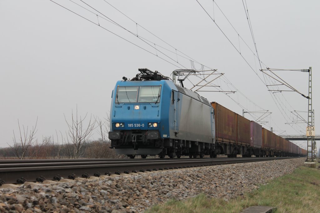 185 536-0 kam am 27.03.2013 mit einem KLV von Crossrail gen Sden. Hier ist der Containerzug kurz vor Mllheim (Baden).