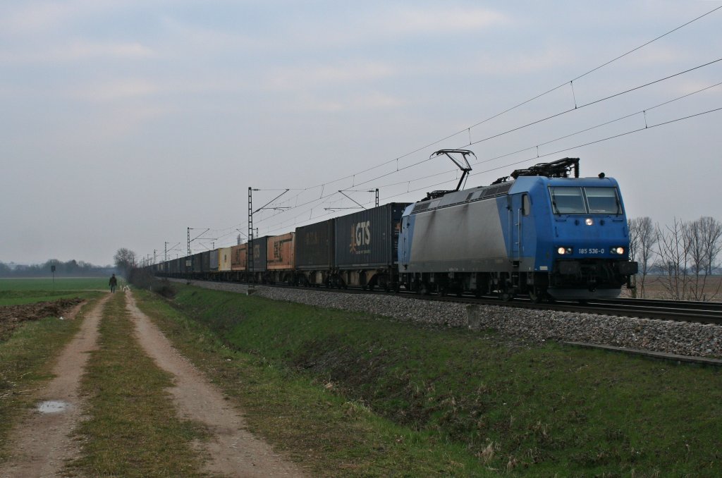 185 536-0 mit einem KLV-Zug am Nachmittag des 27.03.13 nordwrts aufgenommen bei Hgelheim.