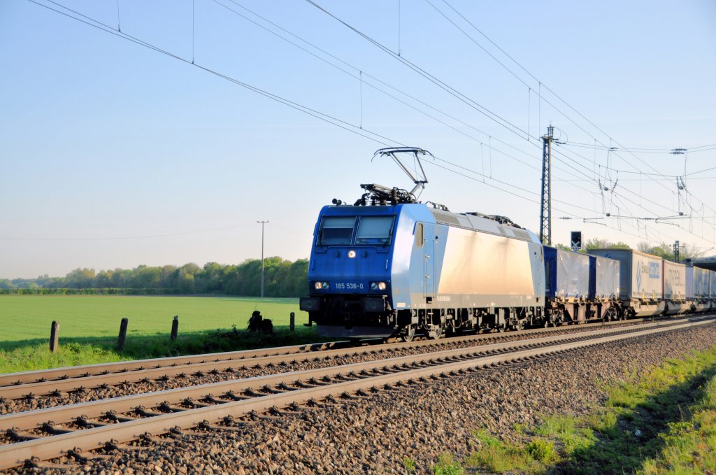 185 536 der Alpha Trains in Crossrail Diensten mit KLV-Zug Richtung Mannheim-Friedrichsfeld in Grosachsen-Heddesheim am 24.4.10