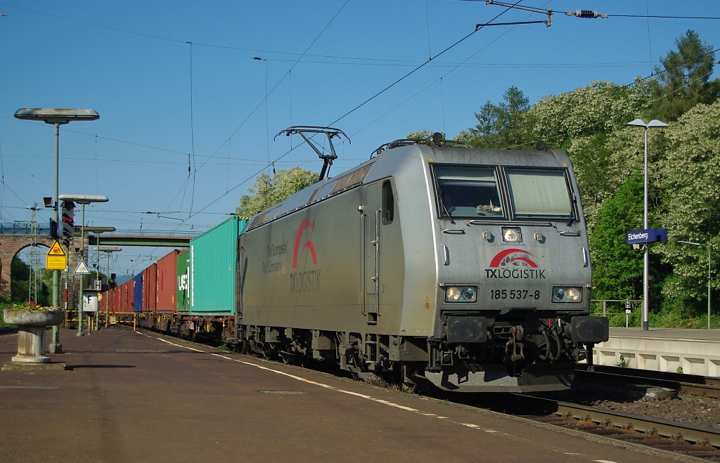 185 537-8 mit Containerzug in Fahrtrichtung Norden. Aufgenommen am 26.05.2011 in Eichenberg.