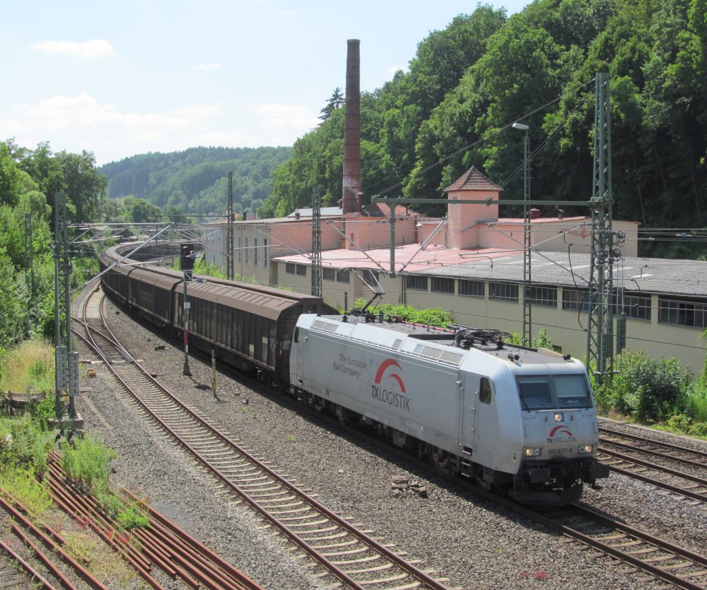 185 537-8 von TX Logistik zieht am 20. Juli 2013 einen H-Wagenzug durch Kronach in Richtung Saalfeld.