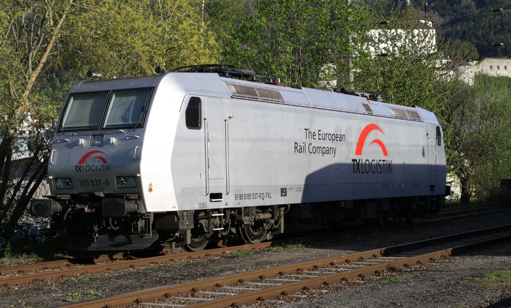 185 537-8 von TXLogistik steht am 28.4.2012 in Kufstein.