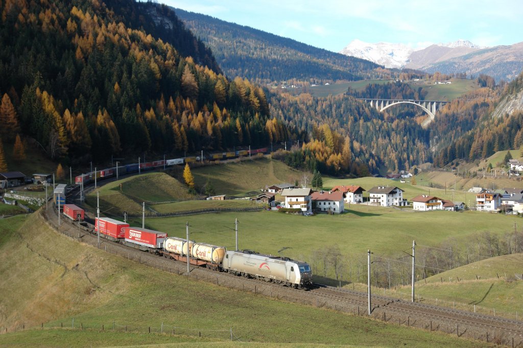 185 537 mit dem Transped-KLV am 03.11.2011 unterwegs bei St. Jodok am Brenner.