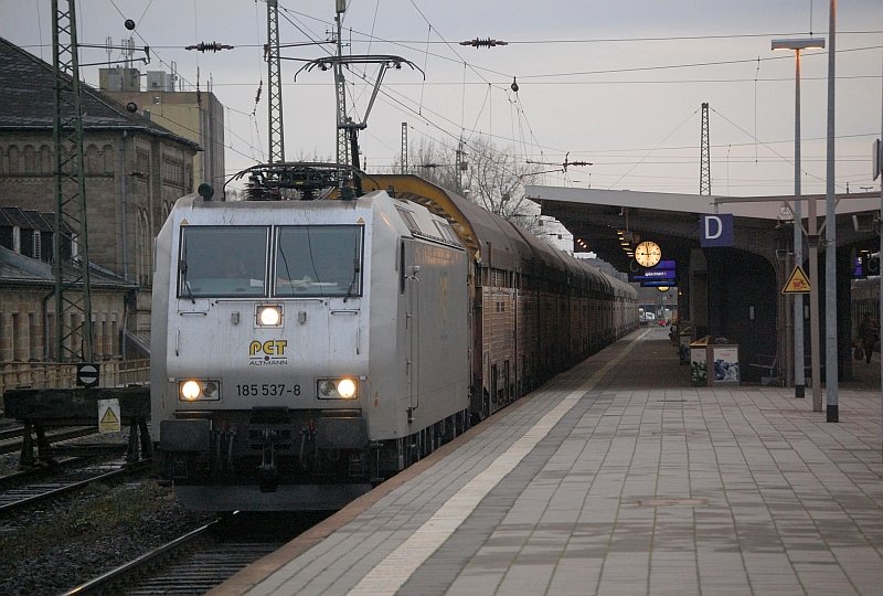 185 537 (PCT) mit einem Autozug nach Cuxhaven, am 5.12.2009 durch Gttingen.