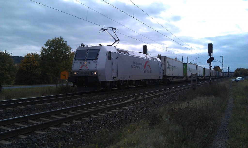 185 537 der TX Logistik mit Klv-Zug am 03.10.2012 bei Th�ngersheim. 