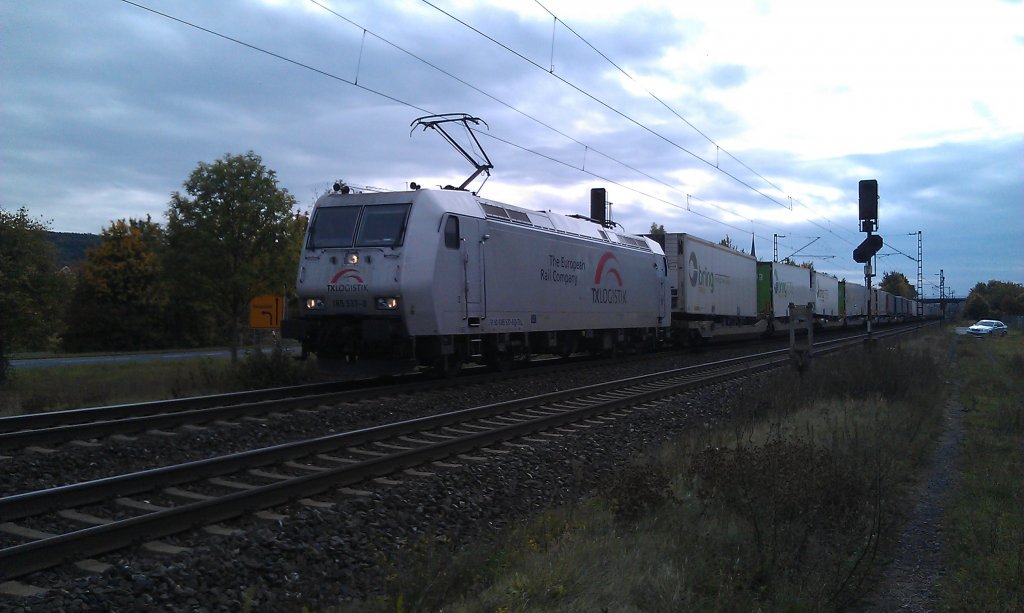 185 537 der TX Logistik mit Klv-Zug am 03.10.2012 bei Thngersheim. 