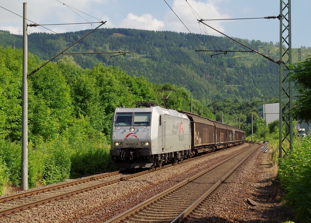 185 537 TXL mit H-Wagenzug am 20.07.2013 in Kaulsdorf (Saale) gen Saalfeld. 
