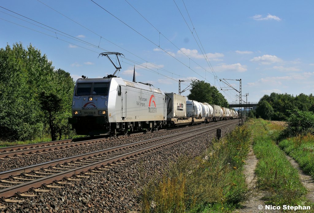 185 538-6 von TXL war mit einem kurzen Tankcontainerzug auf der Fahrt nach Gemnden im sommerlich warmen Maintal (Thngersheim 21.08.10)  