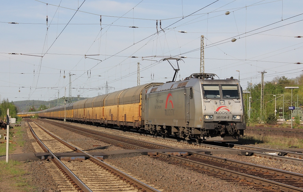 185 538-6 zog am 30.04.2012 einen Autozug aus geschlossenen ARS Autotransportwagen Richtung Sden. Aufgenommen in Eichenberg.