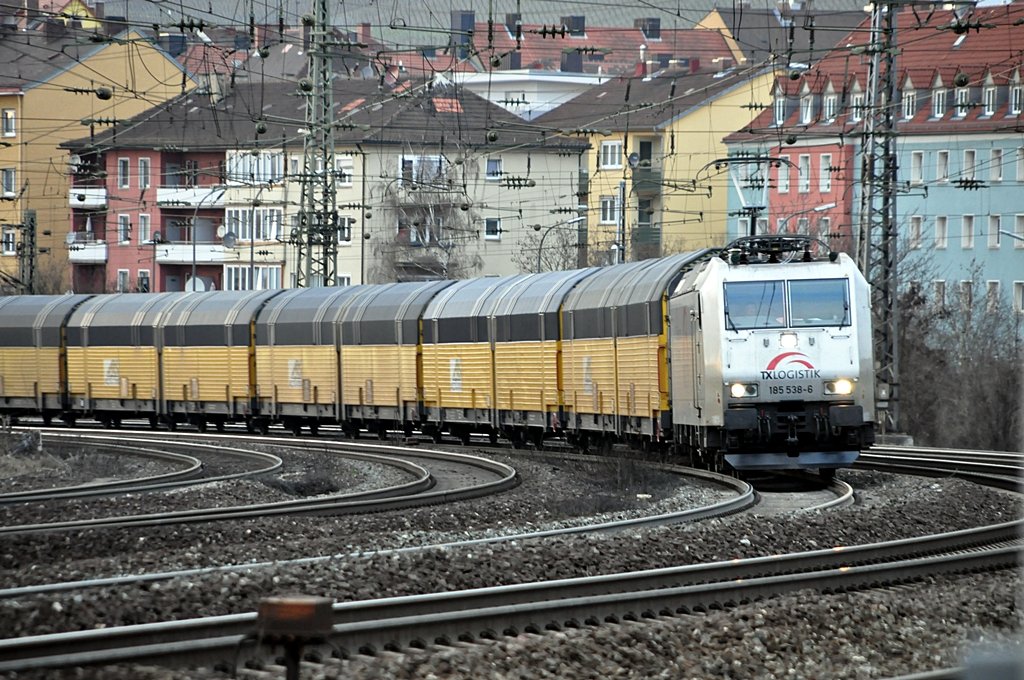 185 538 fhrt mit einem Autozug aus Wrzburg aus am 22.03.2010