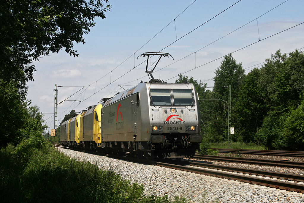 185 538 mit dem samstglichen TXL Lokzug nach Kufstein. Aufgenommen am 12.06.2010 in Haar.
