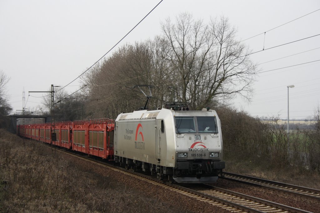 185 538 zog am 24.03.2010 einen leeren Autozug durch Ahlten
