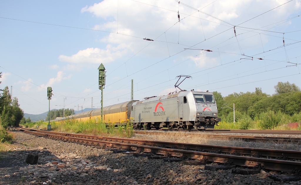 185 539-4 bespannte am 27.07.2012 einen BMW-Zug bestehend aus geschlossenen ARS- Autotransportwagen in Richtung Sden. Aufgenommen in Eschwege West. Gru an den Tf! ;)