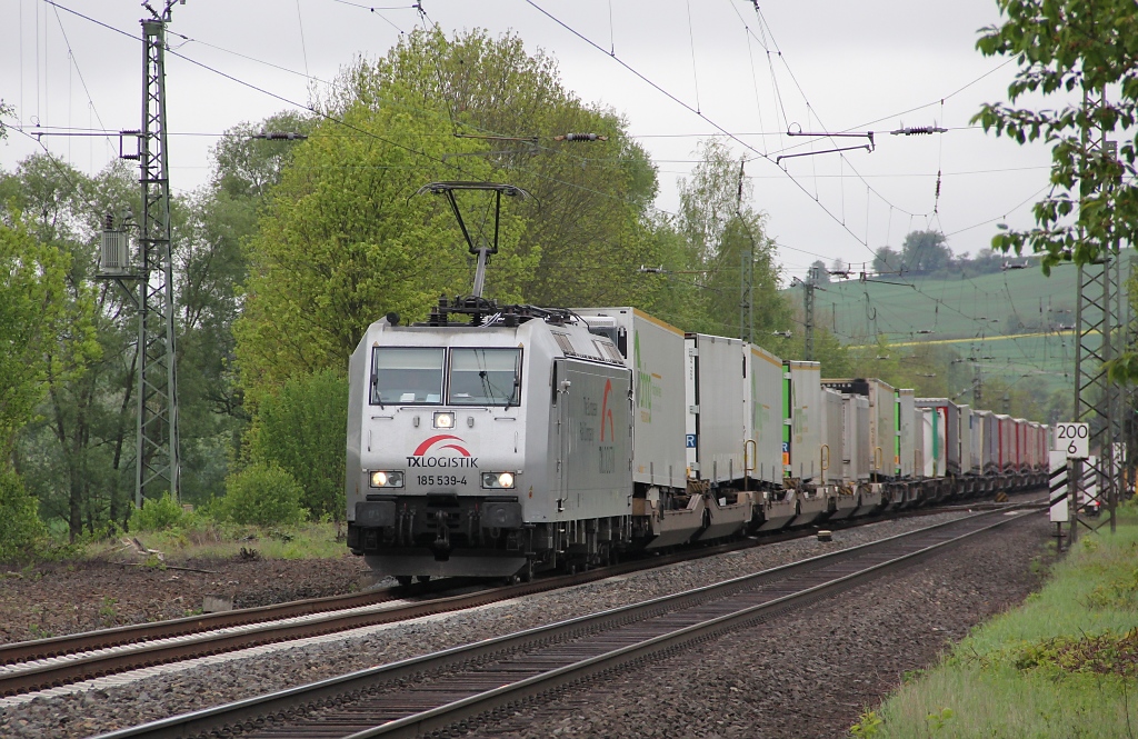 185 539-4 mit KLV in Fahrtrichtung Norden. Aufgenommen am 06.05.2012 am B Eltmannshausen/Oberhone.